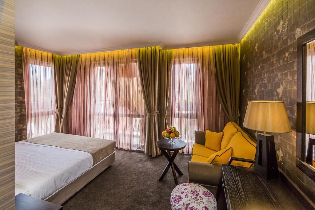 8 1/2 Art Guest House Plowdiw Zimmer foto